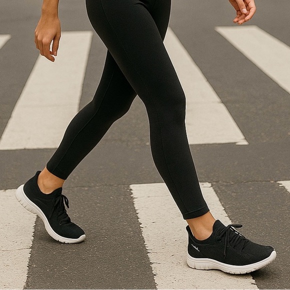 Skechers Swift Fit Hands Free Sneakers Black Size 8 NWT - Picture 1 of 11